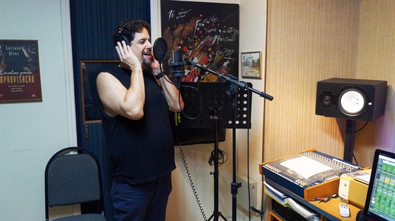 Pedro gravando com Luciano